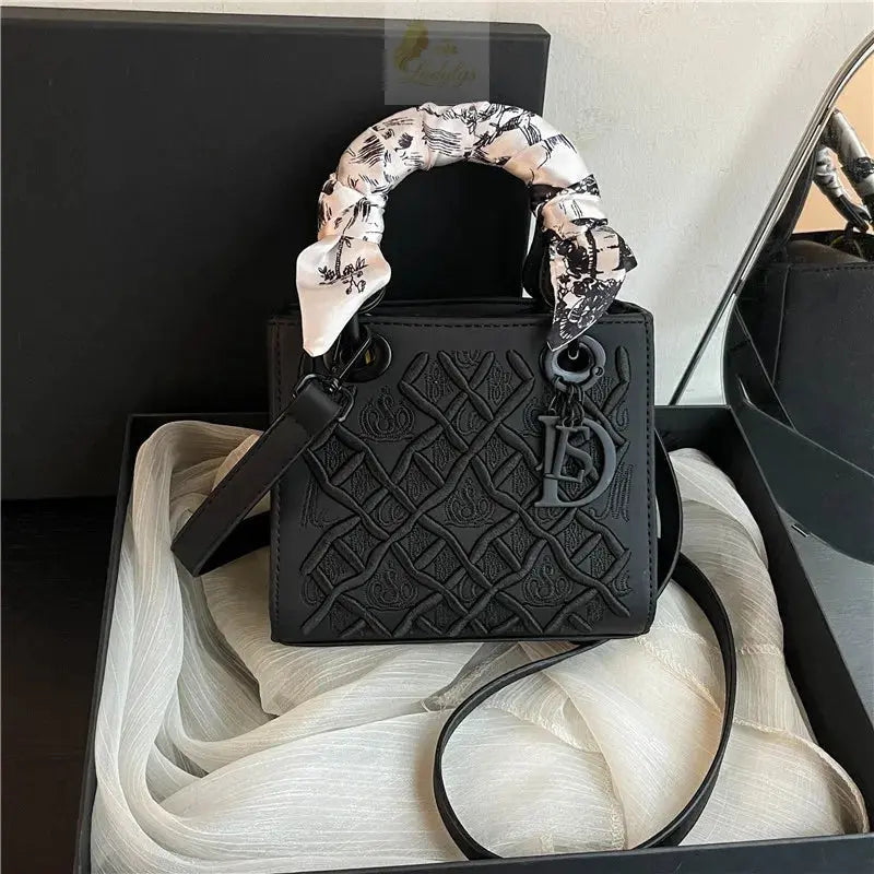 Luxury Versatile Craftsmanship Embroidery Concubine Handbag LADYLYS